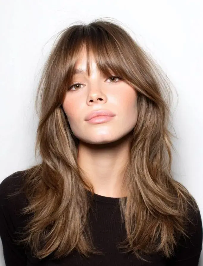Los cortes de pelo tendencia en septiembre 2025: Curtain Bangs.