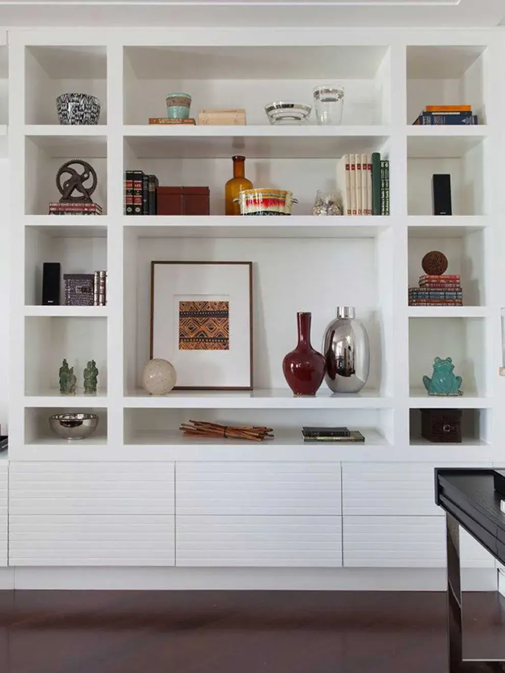 Plantas, arte, textiles y objetos decorativos bien seleccionados aportan vida y convierten el espacio en un ambiente acogedor y único.