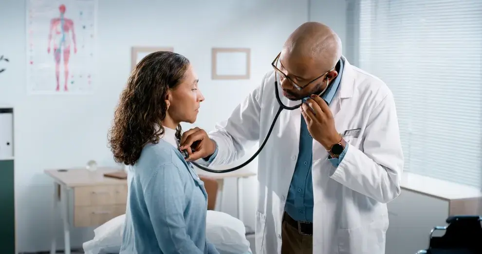 Foto de médico y paciente.