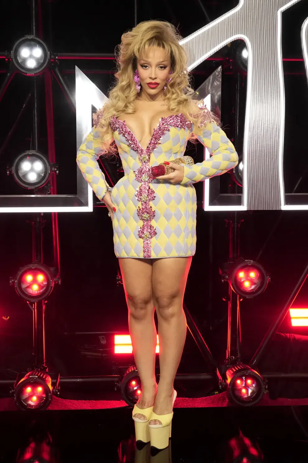 Doja Cat en la alfombra roja de los MTV VMAs 2025.