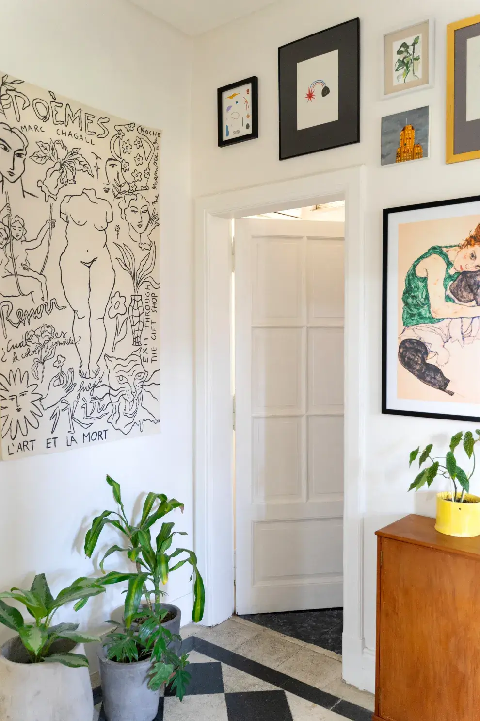 Retiro vintage: Wanda Dobler transformó un departamento antiguo en un espacio colorido y vibrante