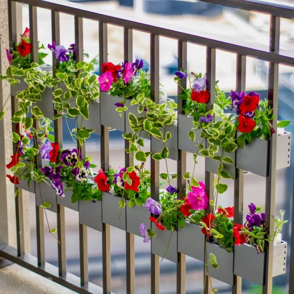 Ideas para aprovechar el espacio en balcones pequeños: Jardín magnético.