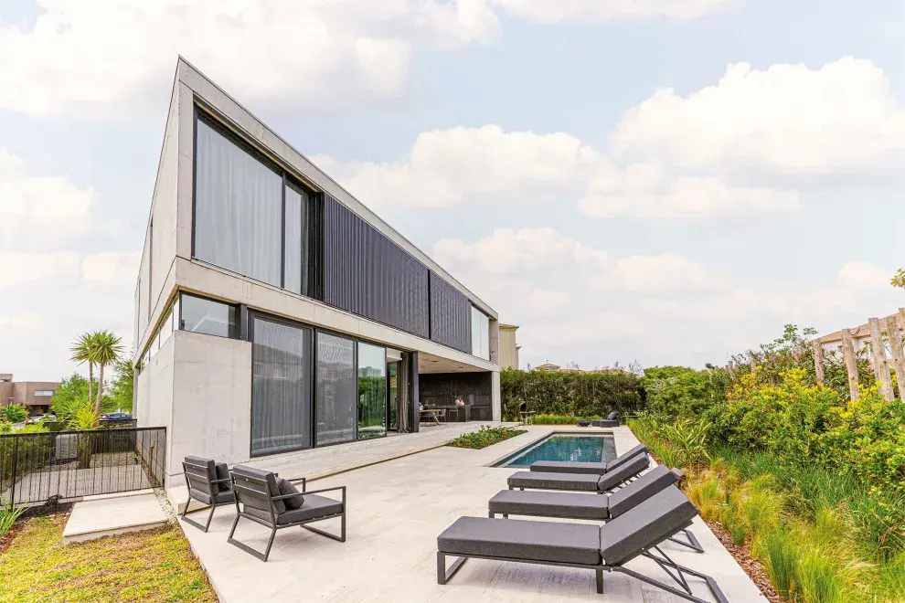 La casa tiene forma triangular.