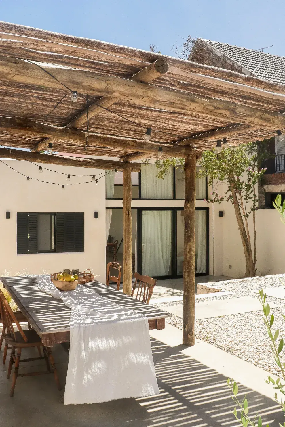 Para la pérgola el Estudio se volcó por una rústica y playera hecha con troncos de eucalipto. 