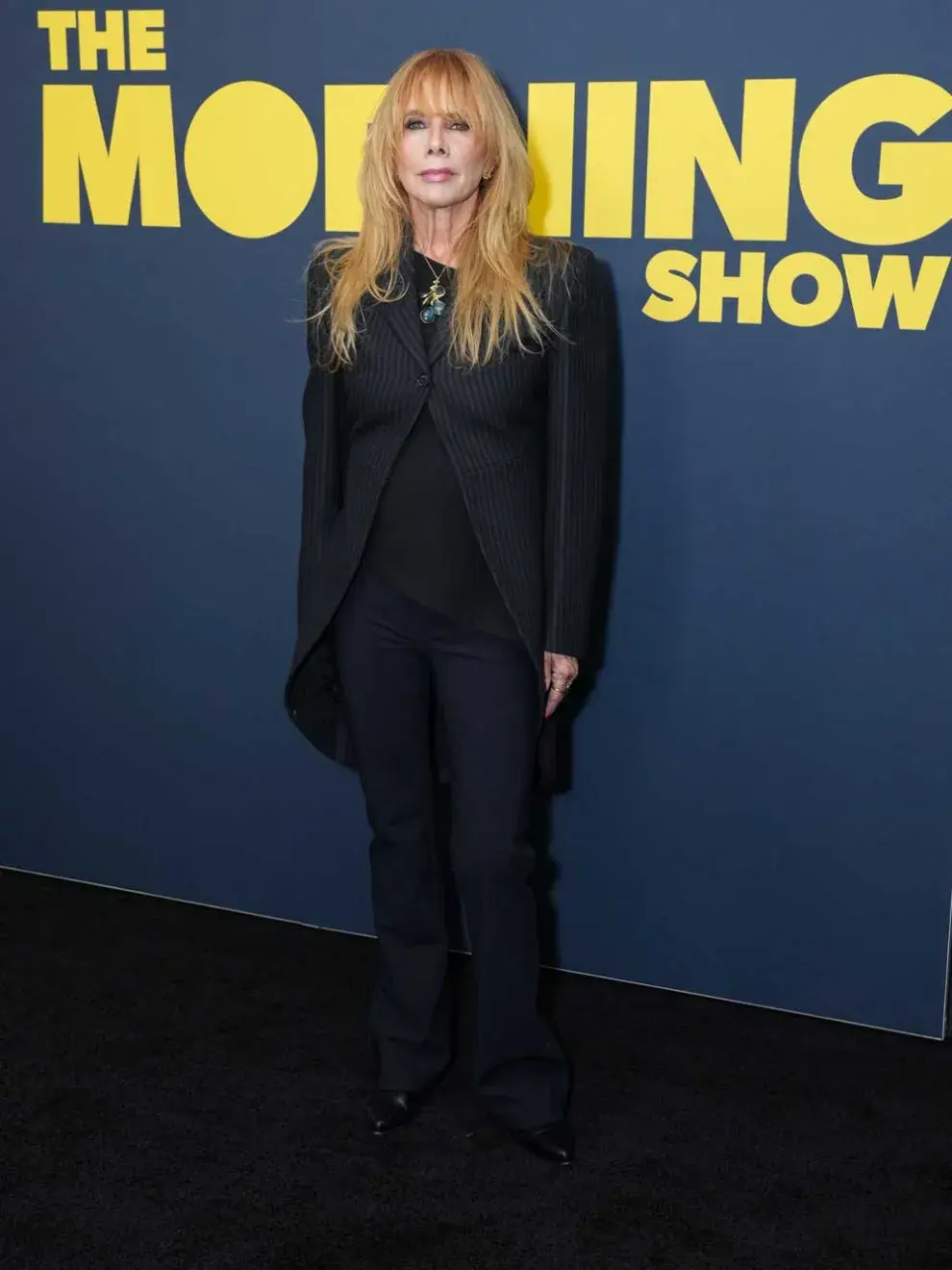 Rosanna Arquette con un diseño de tres piezas en color negro y azul en la presentación de la cuarta temporada de la serie