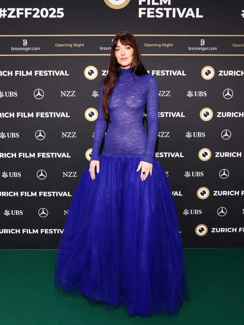La actriz, que mes tras mes reafirma su lugar entre las más influyentes del star system, desfiló con un diseño con cuerpo tipo “mock turtleneck” (cuello alto) de encaje fino, que revelaba su piel con delicadeza, y una falda volumétrica de tul en corte de gala.