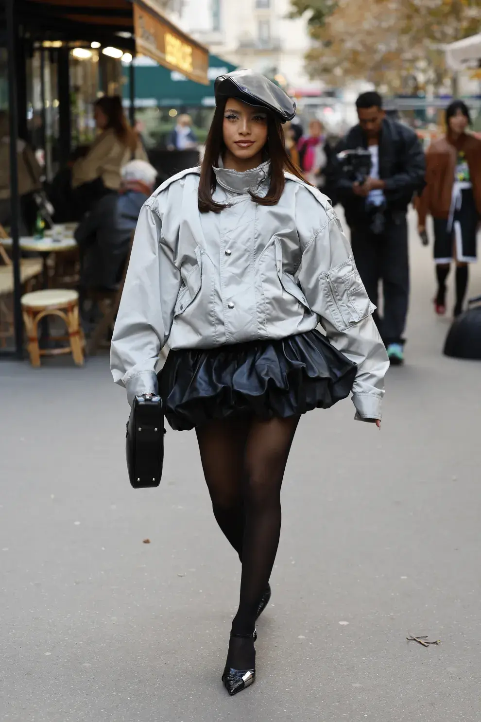 El look de Emilia Mernes en París