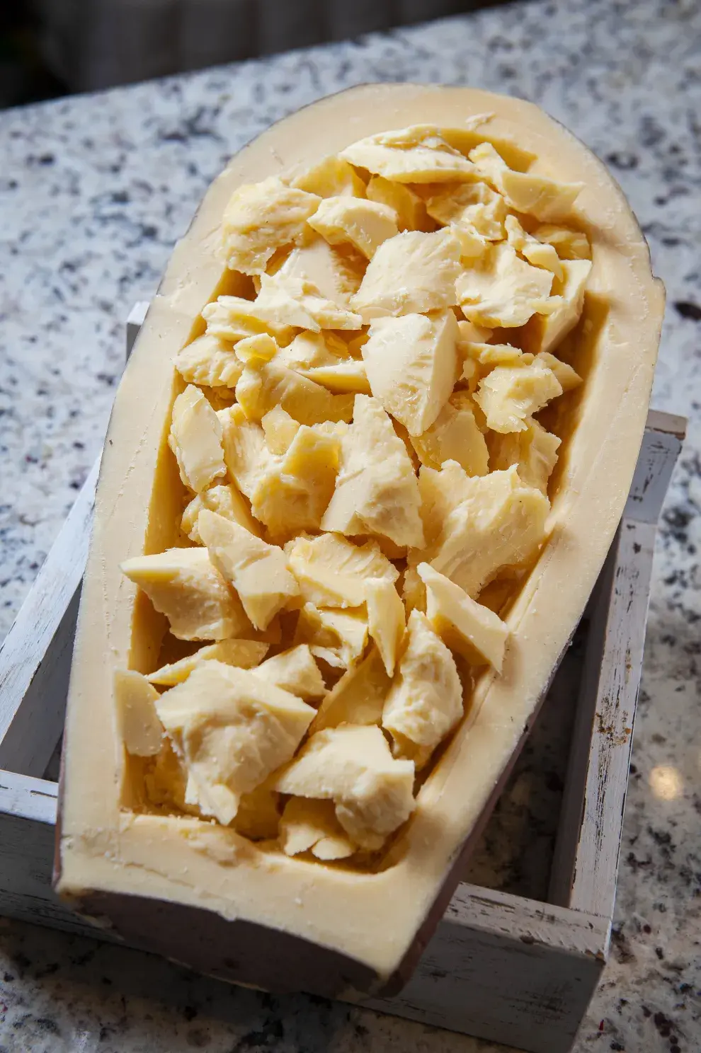 El provolone tiene una textura firme y sabor levemente picante que lo convierten en el ingrediente perfecto para sellar la humedad de la pasta y potenciar el sabor.