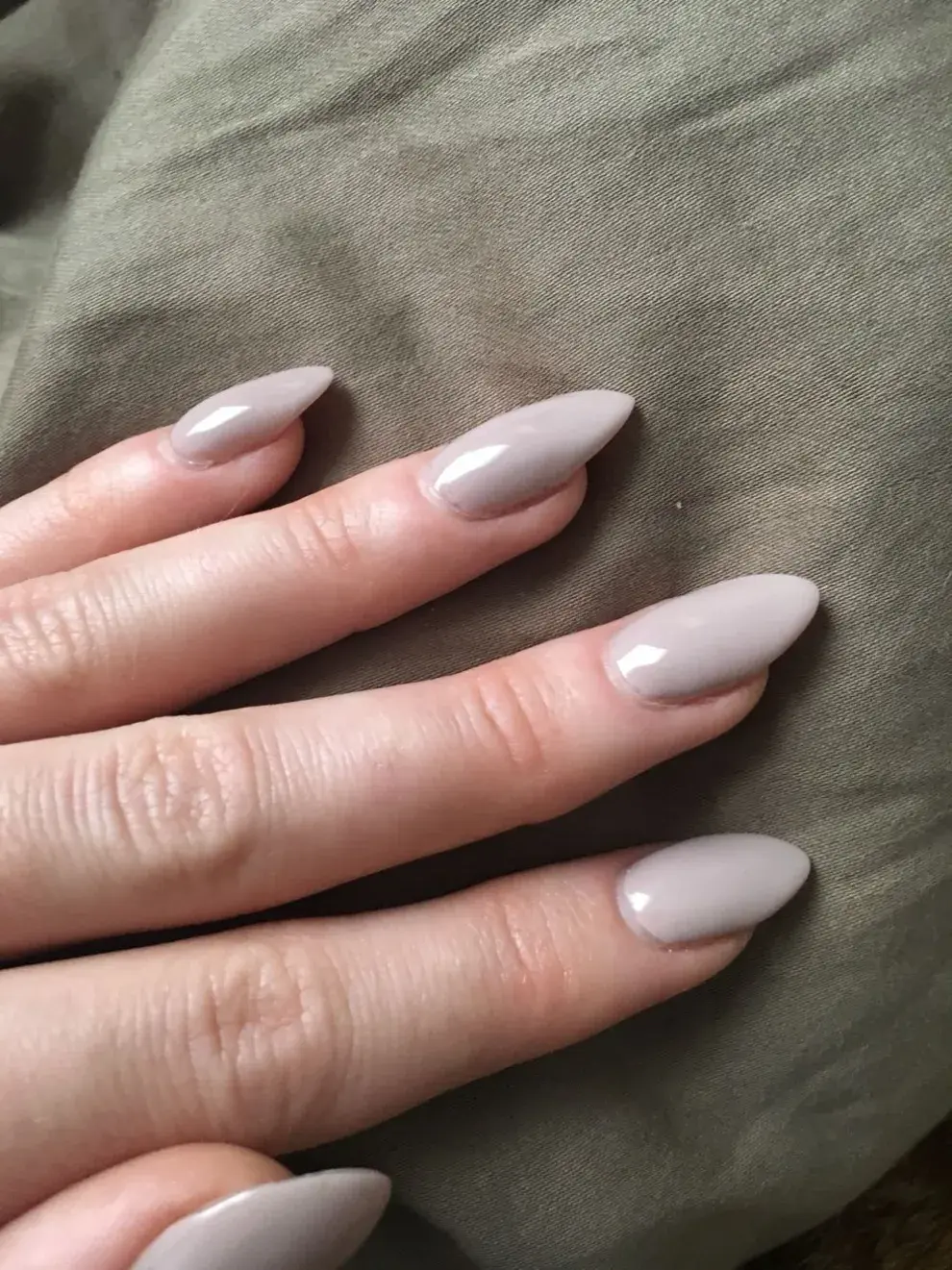 Los colores de uñas que más aguantan sin estropearse: gris nude.