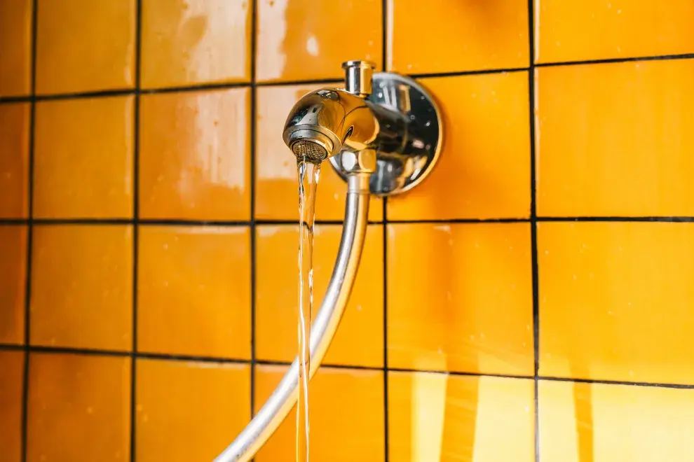 Una canilla goteando agua.