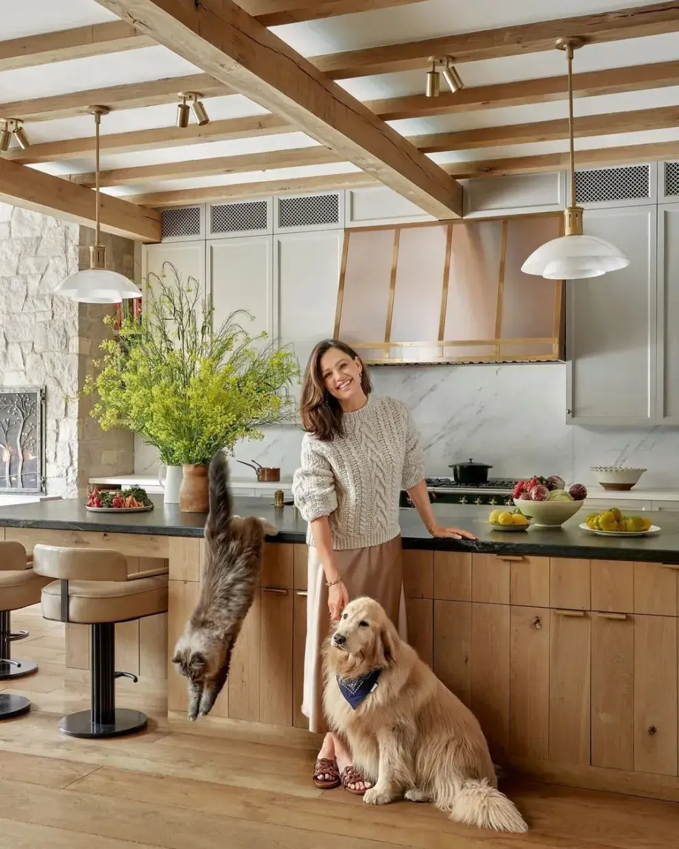 La residencia de Jennifer Garner, distribuida en dos plantas, abre sus puertas con una serie de ambientes luminosos gracias a los grandes ventanales que dejan entrar la luz natural.
