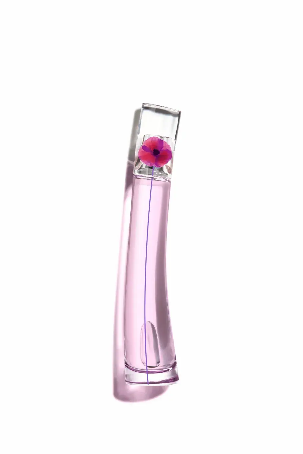 FLOWER CHERRY POPPY se atreve a combinar la perfumería tradicional con el mundo de la repostería japonesa. Mezcla notas florales y ácidas de una manera sofisticada. (KENZO $109.200)