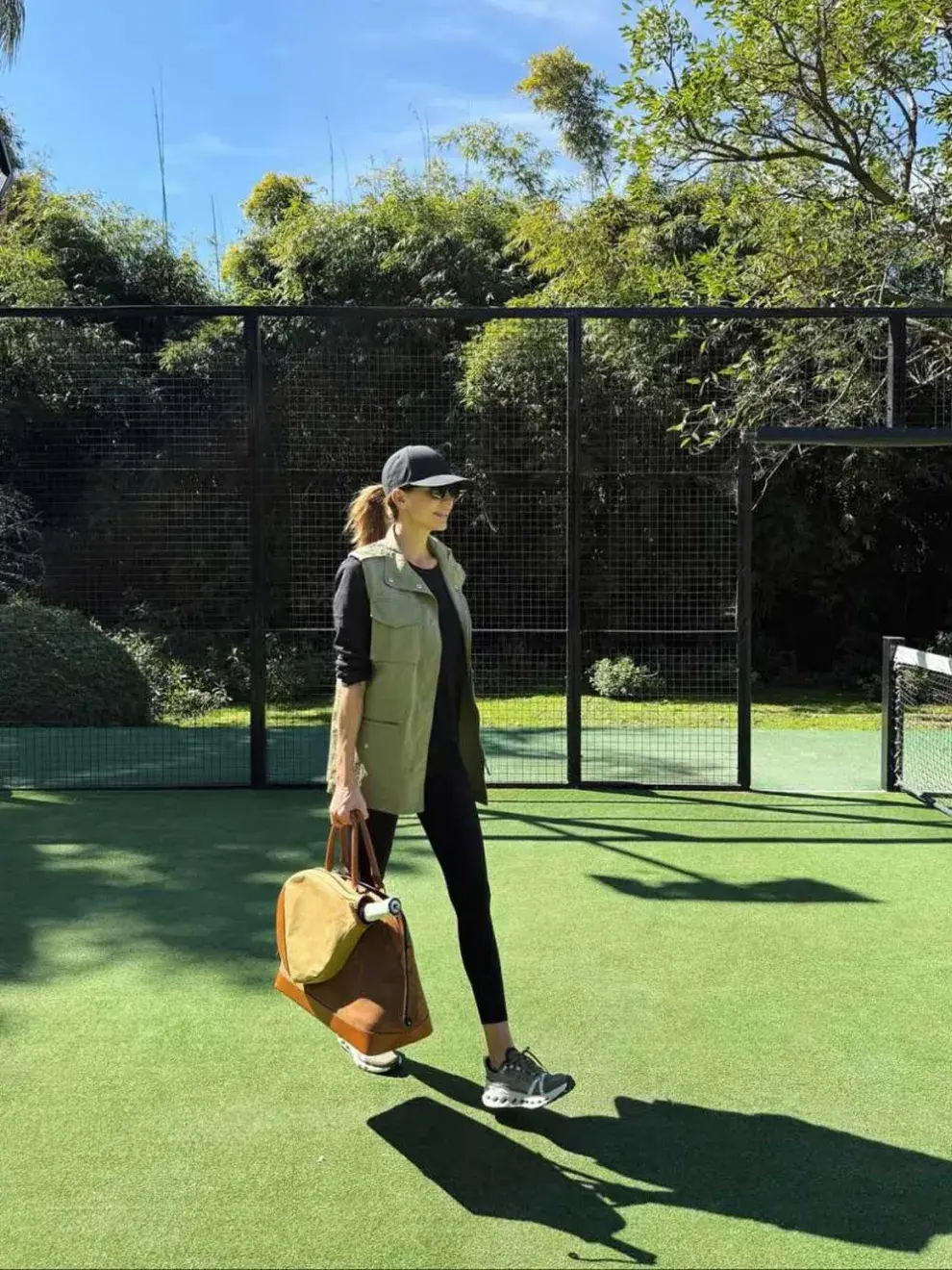 Awada eligió este diseño para una jornada de tenis al aire libre, acompañada por un conjunto total black, chaqueta verde militar y gorra en tonos tierra.