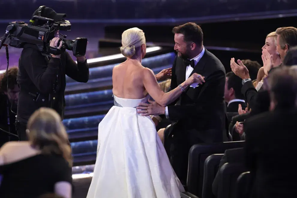 Imagen de Katherine LaNasa y Noah Wyle en los Premios Emmy 2025.