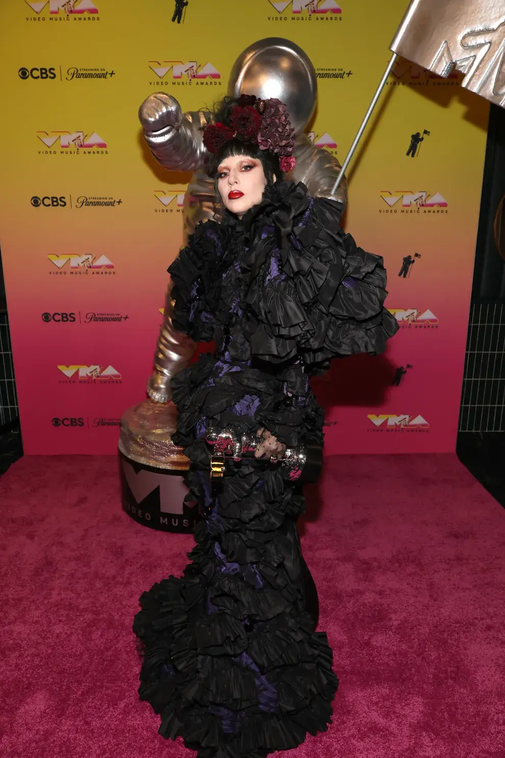 Lady Gaga, tras su triunfo, en la alfombra roja de los MTV VMAs 2025.