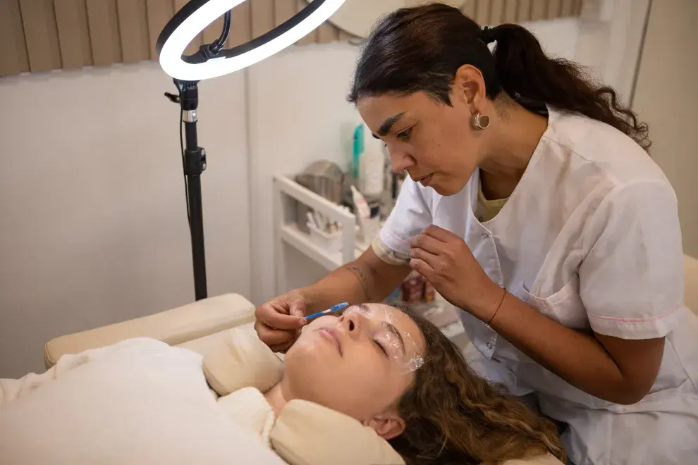 Microblading vs. laminado de cejas: ventajas y desventajas.