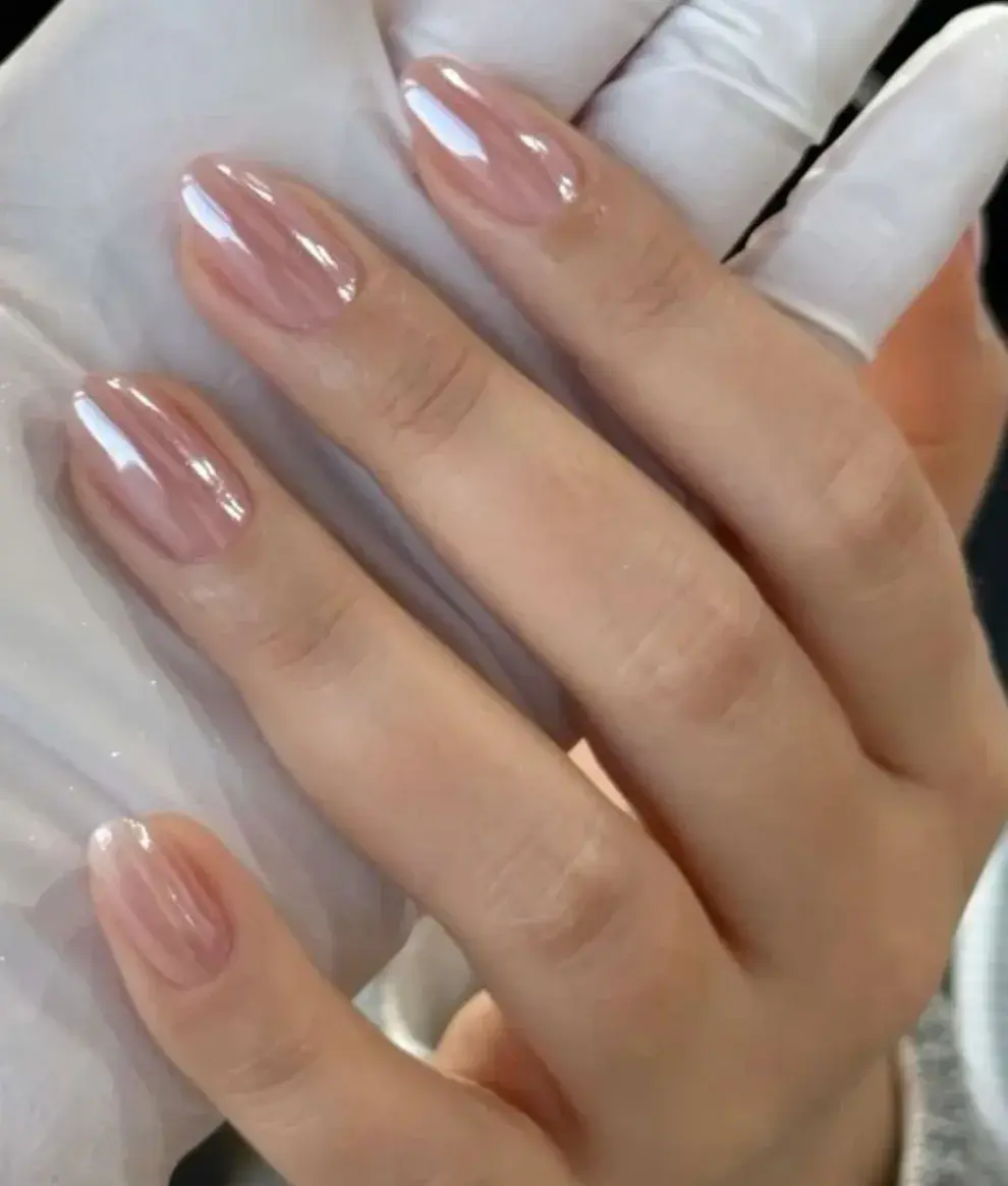 Las uñas minimalistas que serán tendencia en el verano 2026: Princess Manicure.