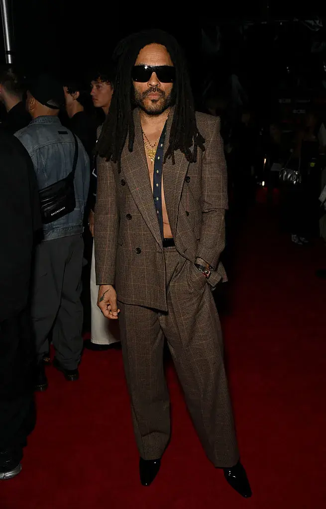 Foto de Lenny Kravitz en la alfombra roja de los MTV VMAs 2025.