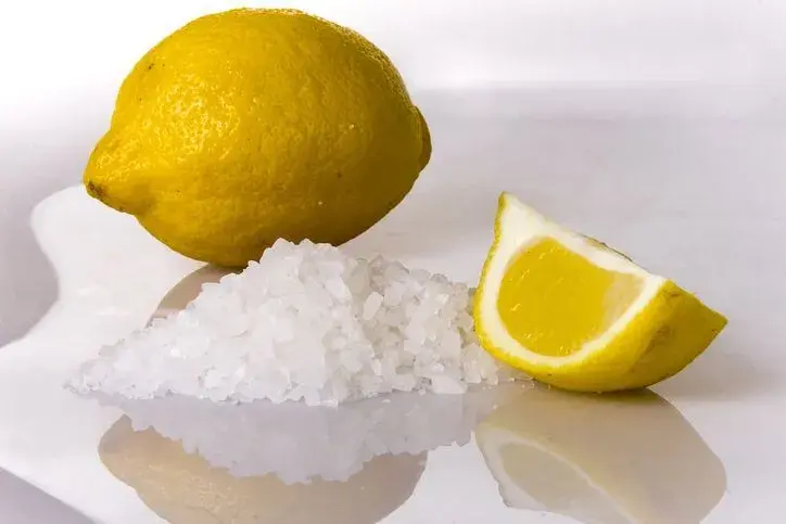 Para que sirve mezclar limón y sal en la cocina.