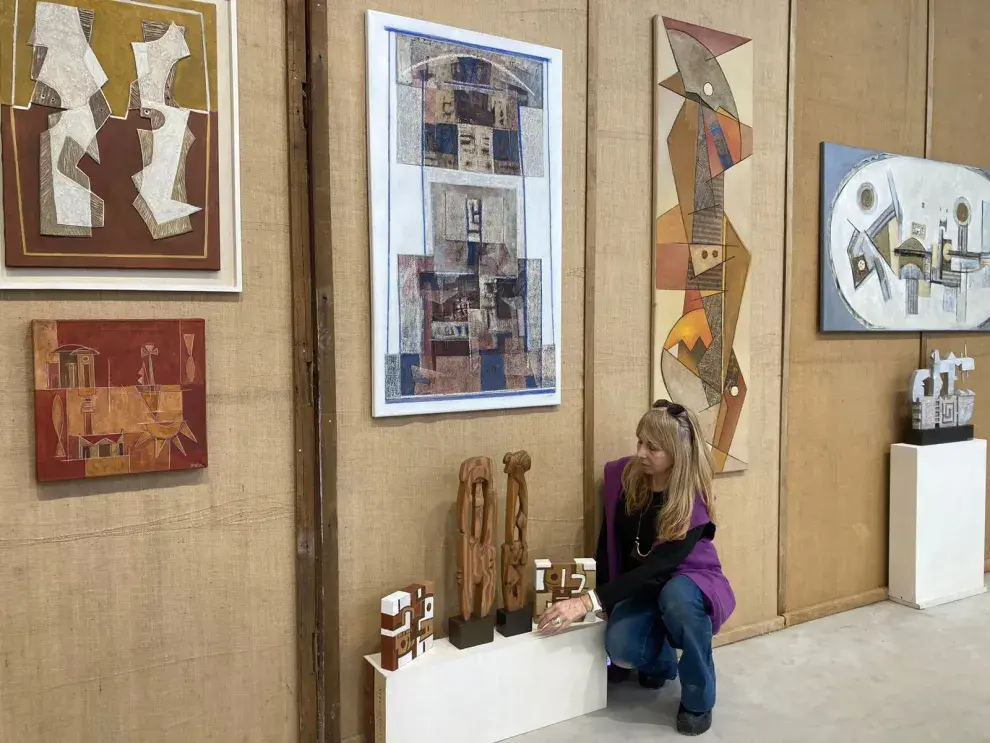La artista Silvia Goytia, reconocida por sus obras abstractas de impronta constructivista y sus esculturas en madera, propone una mirada equilibrada sobre cómo pensar el arte en este ambiente.