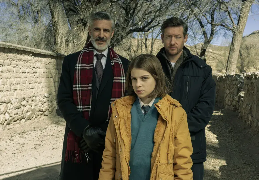 Los tres protagonistas de Las maldiciones en un fotograma de la serie.
