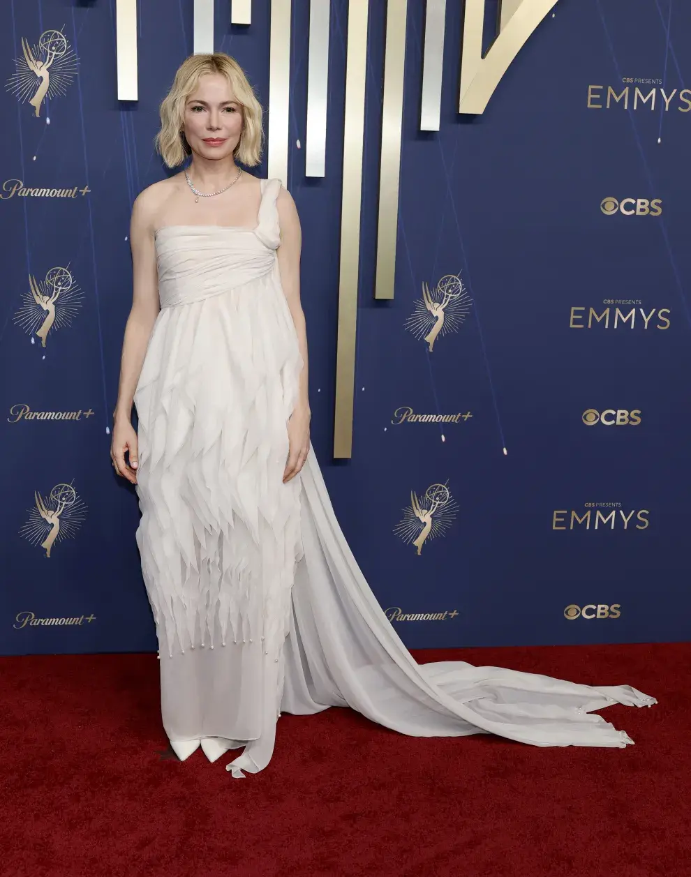 Michelle Williams en la alfombra roja de los Premios Emmy 2025.