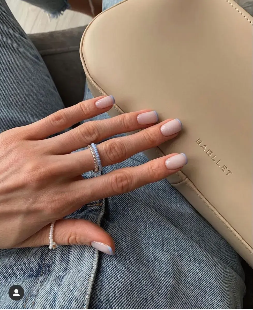 El gris le da un toque sofisticado a la manicura
