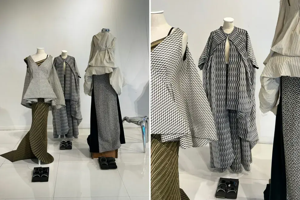 "Las piezas, suspendidas o colgadas como esculturas, fueron diseñadas para vestir cuerpos reales, pero también para ser observadas como objetos en sí mismas. No están quietas: se activan, se prueban, se transforman en cada mirada. Lo que parece fijo, se vuelve flexible; lo que parece obra, se vuelve experiencia".