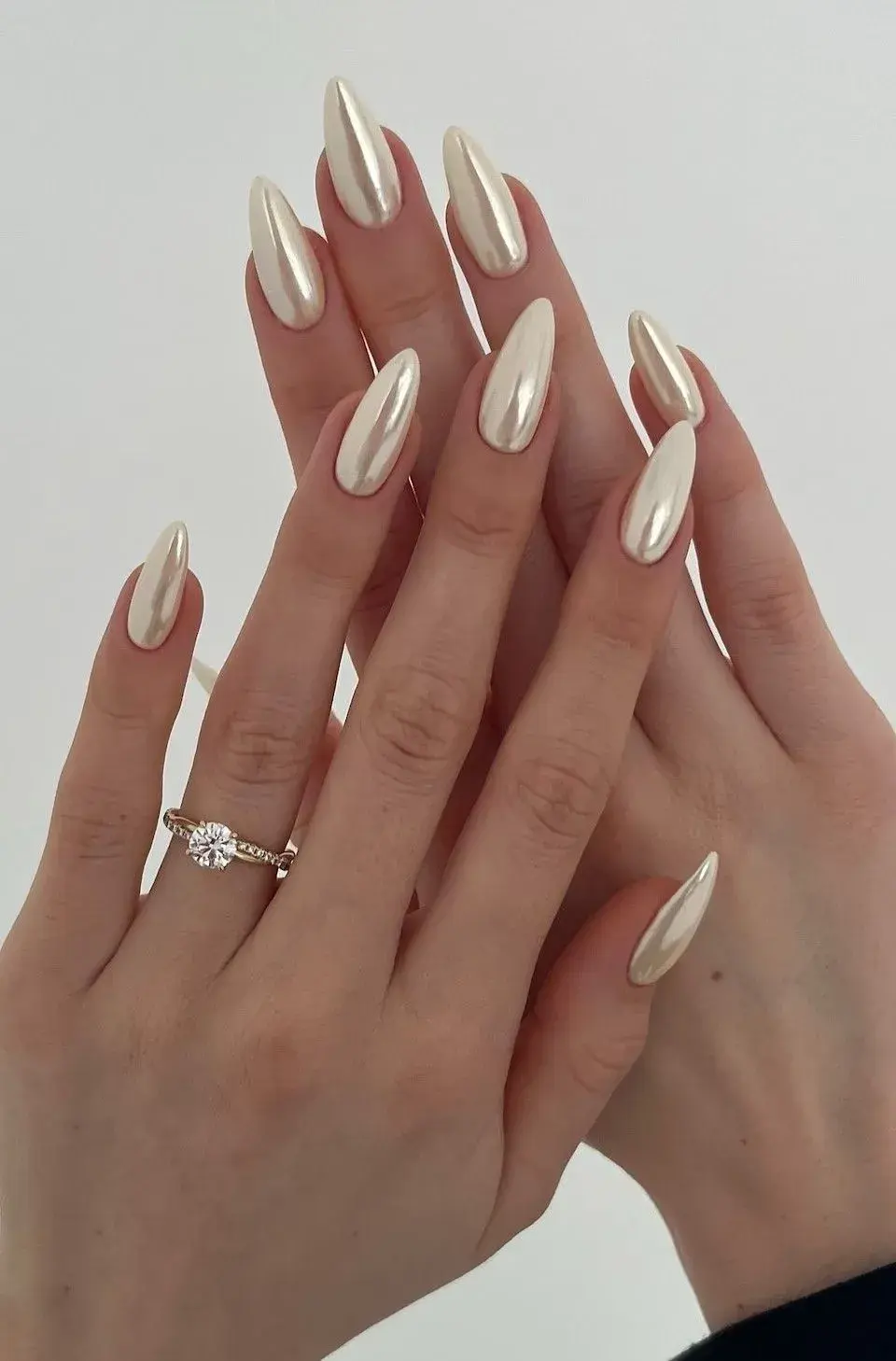 Los colores de uñas que más aguantan sin estropearse: Champagne perlado o dorado suave.