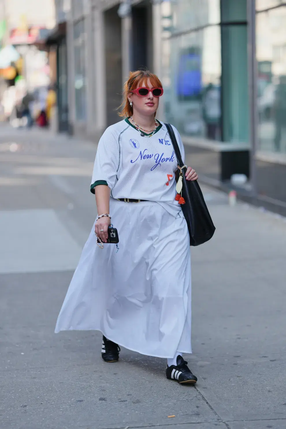 e usan con todo, desde jeans anchos hasta vestidos, y encuentran en las medias de algodón (blancas o de colores) a su aliado más trendy.
