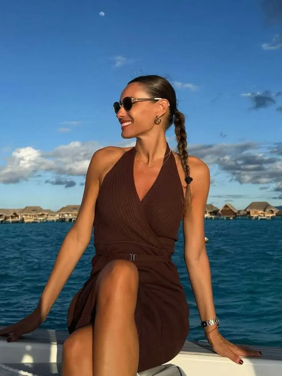 Pampita posó para la lente con un diseño en marrón chocolate