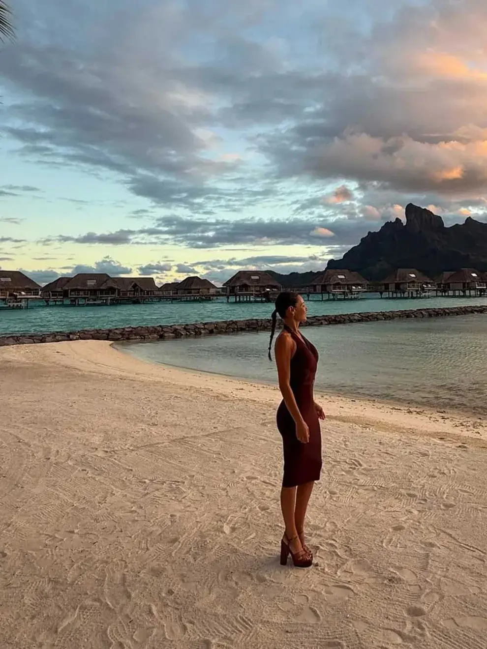 Vestido al cuerpo y por debajo de la rodilla en tono mocha mousse, es el ítem de moda que eligió Pampita