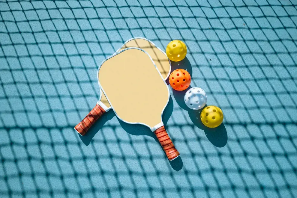 Paletas y pelotas de pickeball