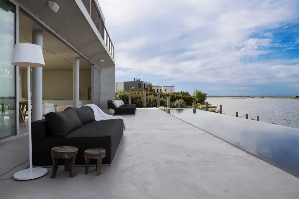Muebles de exterior (Pampa Living). Tienen parrilla, pero queda oculta: está en un lateral, junto a una cocina de servicio que usan cuando hacen reuniones numerosas. 