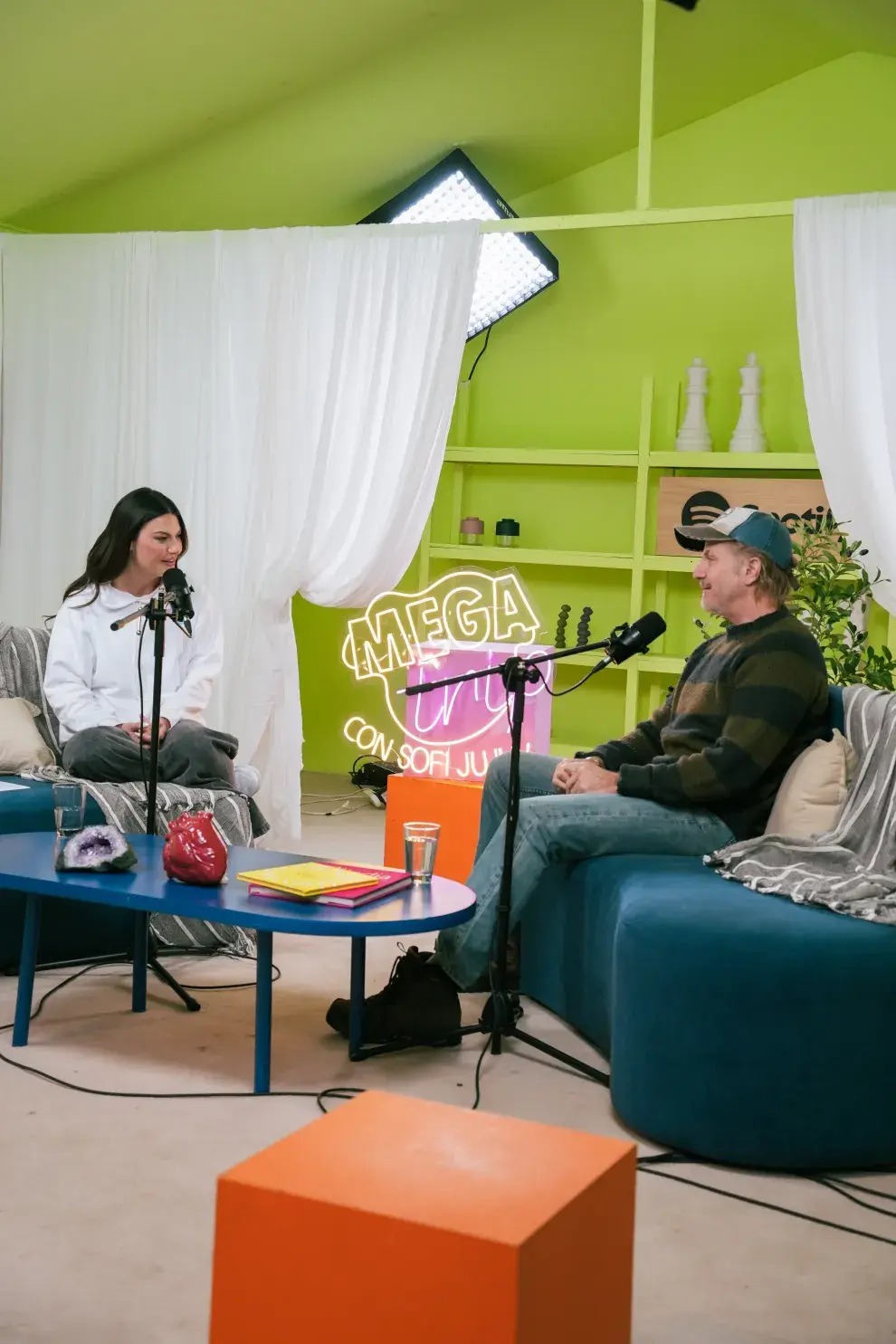 Sofía Jujuy entrevistando en su podcast