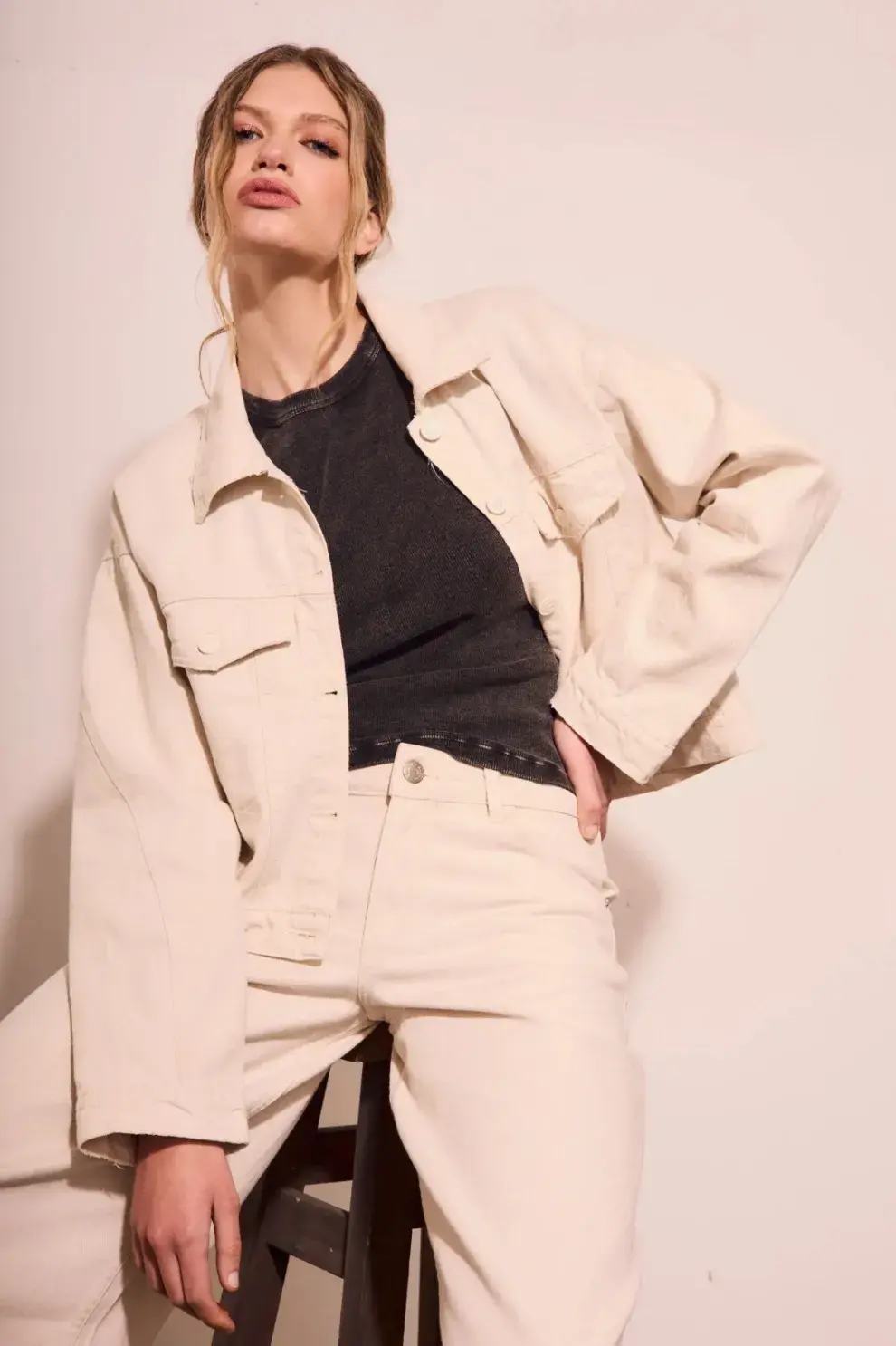 Las prendas oversize se suman una temporada más al armario y esta campera tiene el color de la temporada (KREMIA  $ 30.000,00)