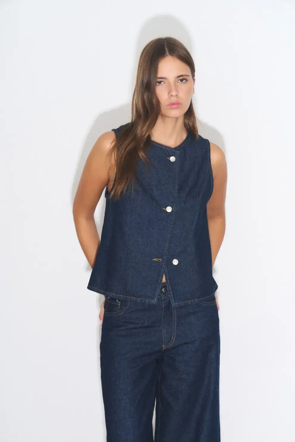 Los chalecos de denim van con todo (NARE)