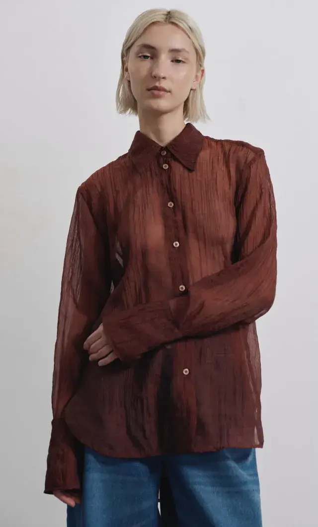Las transparencias llegaron para quedarse. Durante el día podés sumarle una remera básica y usarla abierta. (NAM $32.450)