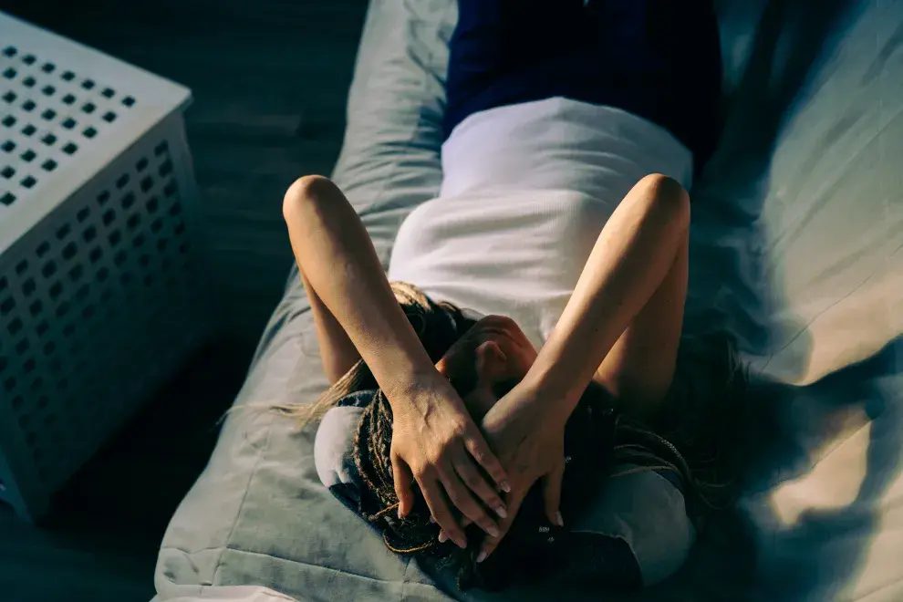 Qué significa despertarte varias veces durante la madrugada, según la psicología