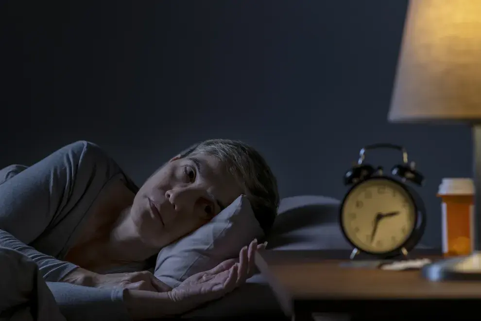 Foto de mujer despertando a la madrugada.