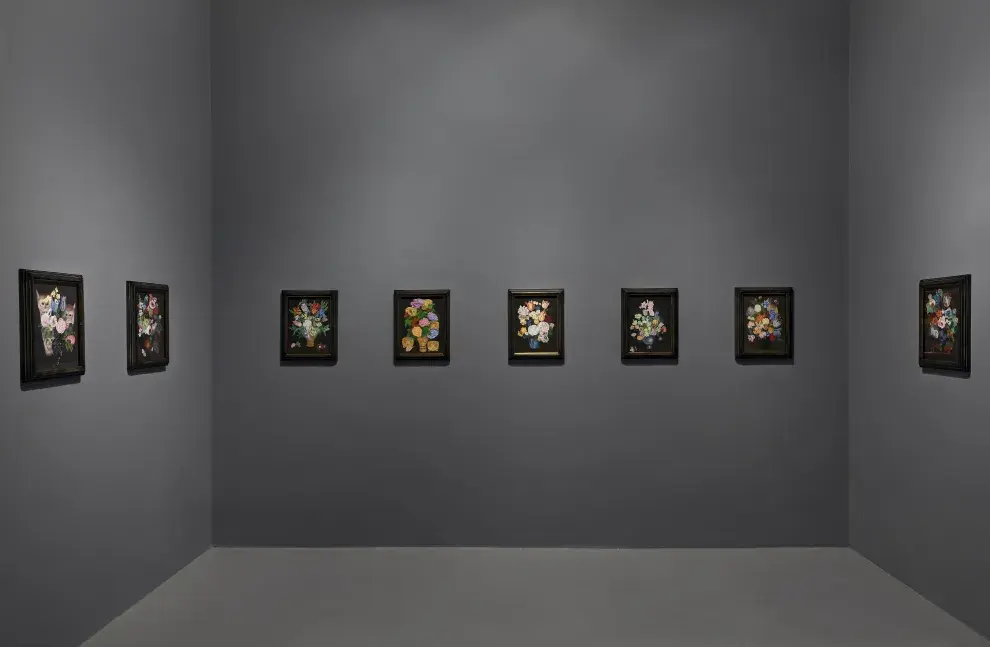 La Sala 1 explora en las variantes de estos arreglos florales por fuera de su entorno natural. 