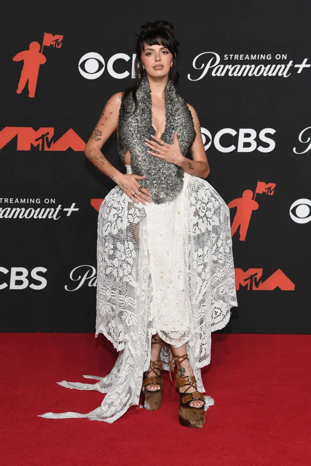 Rebecca Black en la alfombra roja de los MTV VMAs 2025.