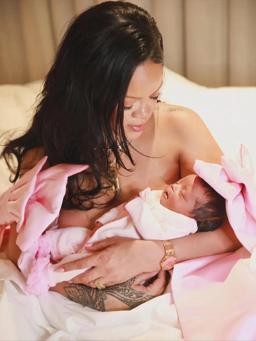 Rihanna y A$AP Rocky han anunciado con alegría la llegada de su tercer hijo, su primera hija, quien nació el pasado 13 de septiembre.Rihanna y A$AP Rocky han anunciado con alegría la llegada de su tercer hijo, su primera hija, quien nació el pasado 13 de septiembre.