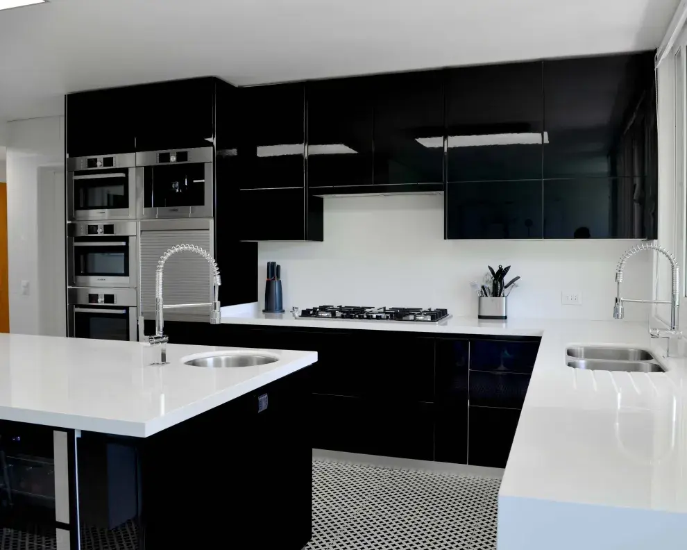 Estos son los materiales más usados en 2025 para cocinas modernas