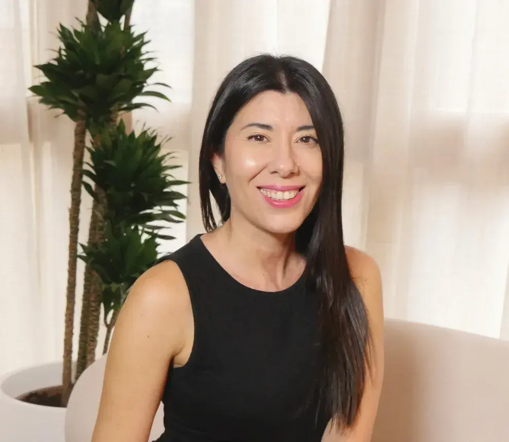 En Vive en donde sueñas, Estefanía “Tef” Acevedo se propone tender un puente entre esos dos mundos: el de los sueños y el de la planificación concreta. 