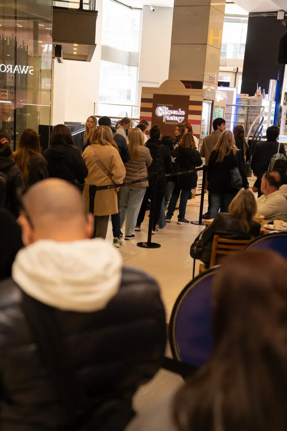 Largas colas por la llegada a Argentina de The Cheesecake Factory.