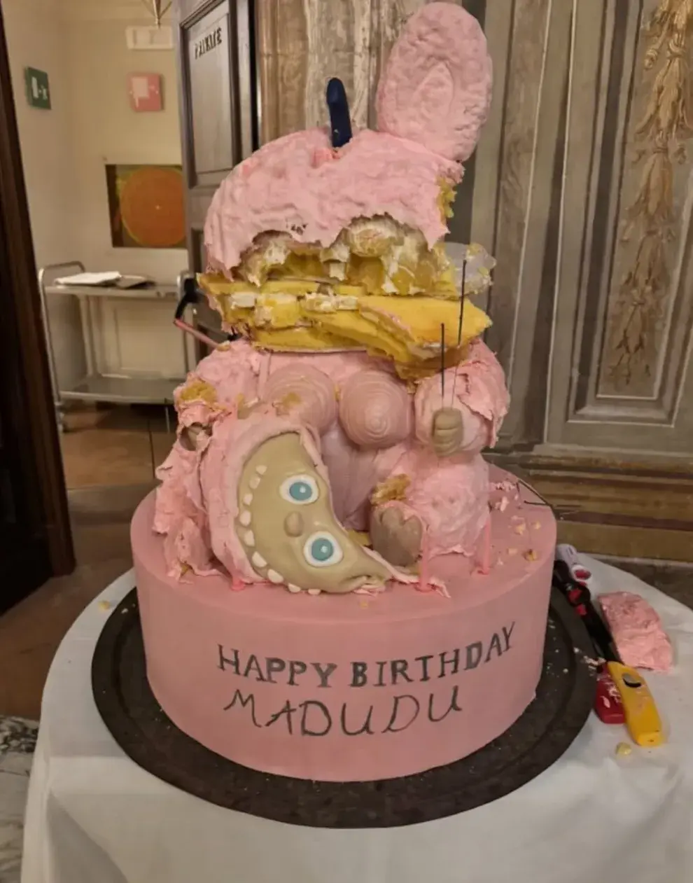 Foto del pastel de Madonna inspirado en Labubus.