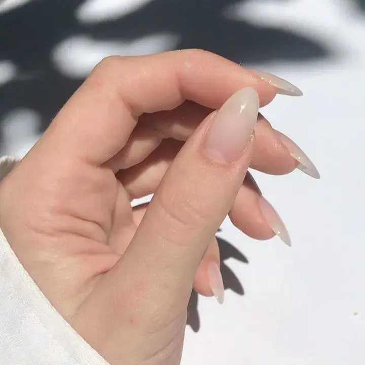Los colores de uñas que más aguantan sin estropearse: transparente.
