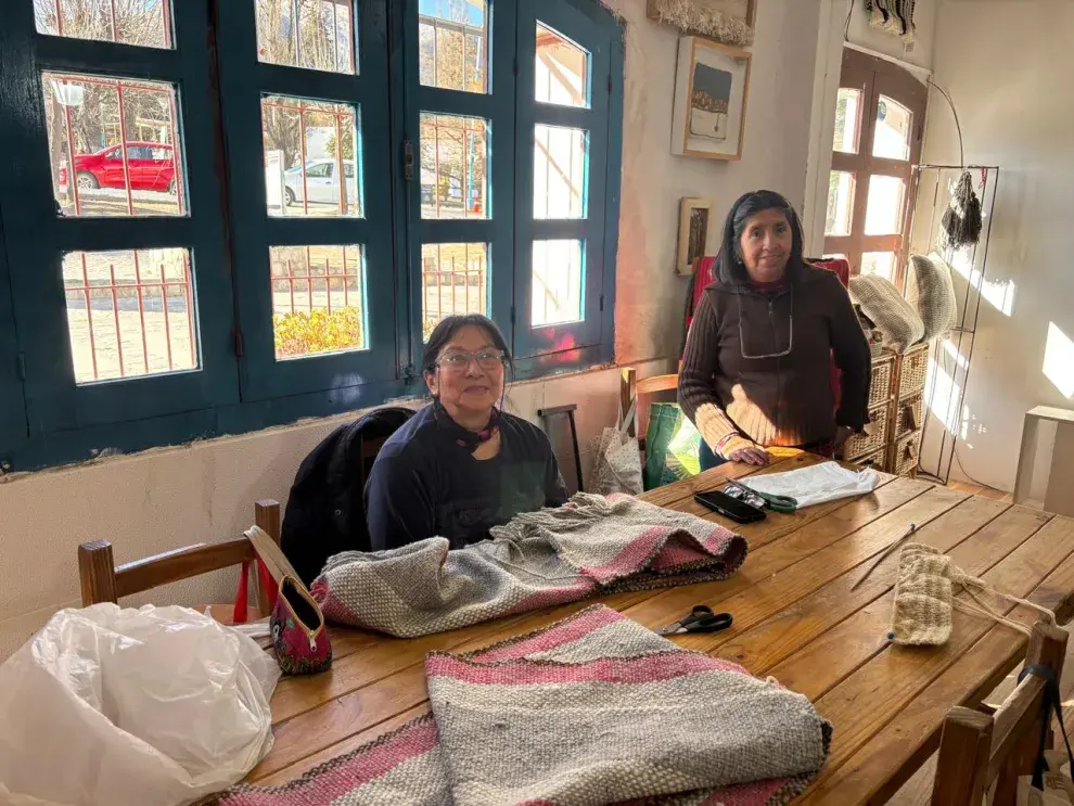 Graciela y Nelly nos reciben en el taller de la Cooperativa La Ruta del Tejido en Tafí del Valle