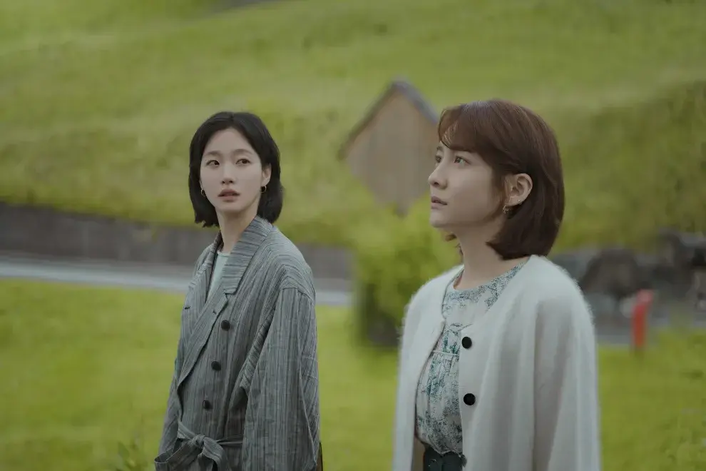 Tú y todo lo demás está protagonizada por Kim Go-eun y Park Ji-hyun.